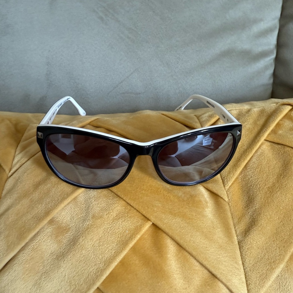 EUC/GENTLY WORN BCBGMAXAZRIA “Date Night” sunglasses with case & cleaning cloth